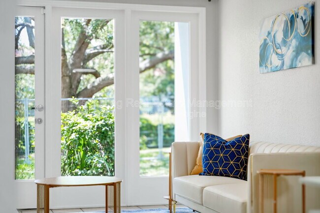 Building Photo - 2954 Sadina St