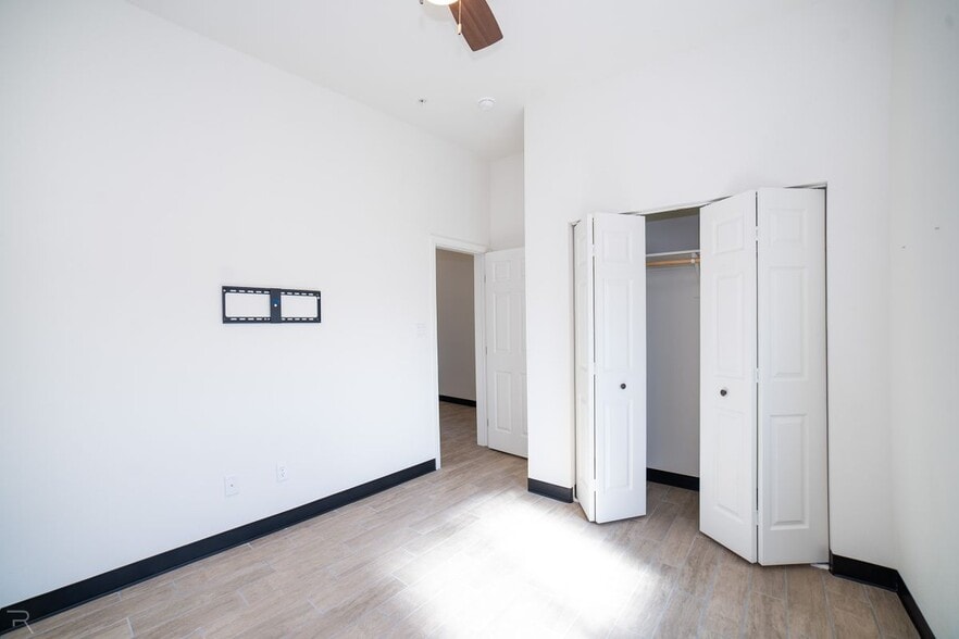 Building Photo - 195 N 17th Ave