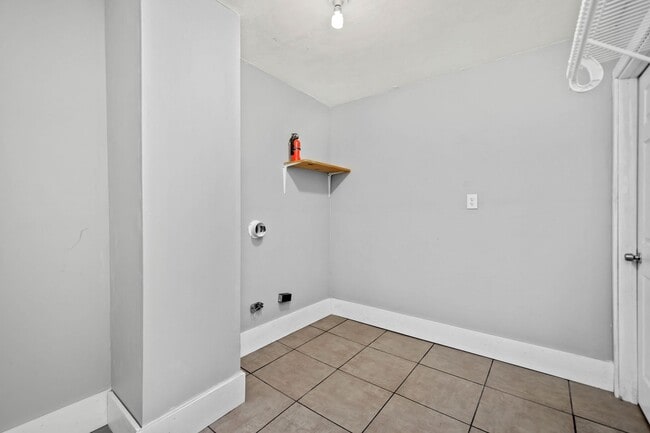 Building Photo - Stunning 3 bedroom home in McKees Rocks av...