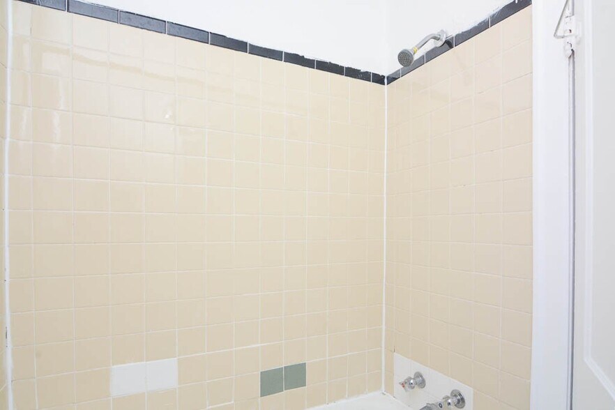 Building Photo - 714 W Belmont Ave