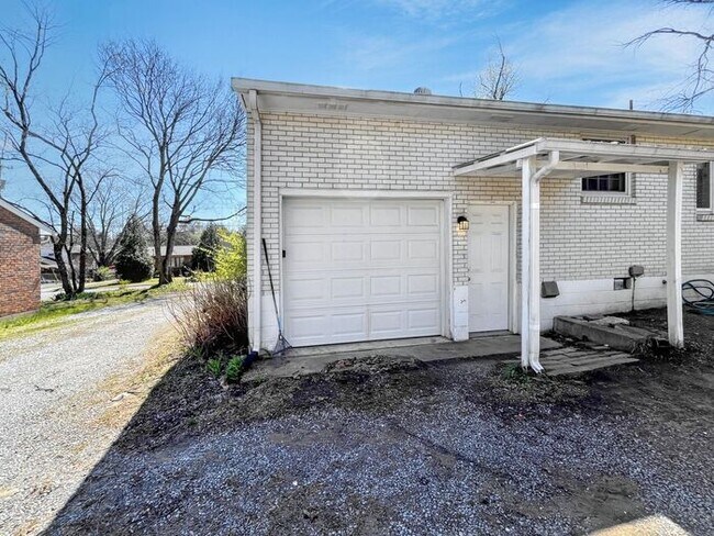 Building Photo - 3-Bedroom Home in a Convenient Location / ...