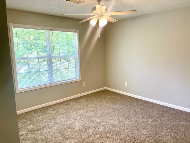 Building Photo - Welcome to this charming 2 bedroom, 2.5 ba...