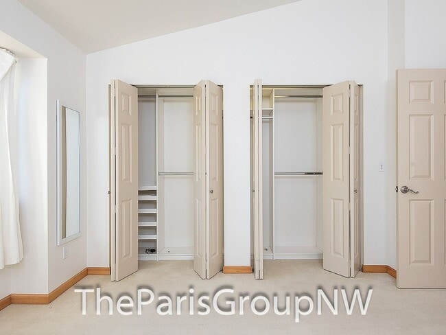 Building Photo - Gorgeous Greenwood Townhome * Walk to Lake...