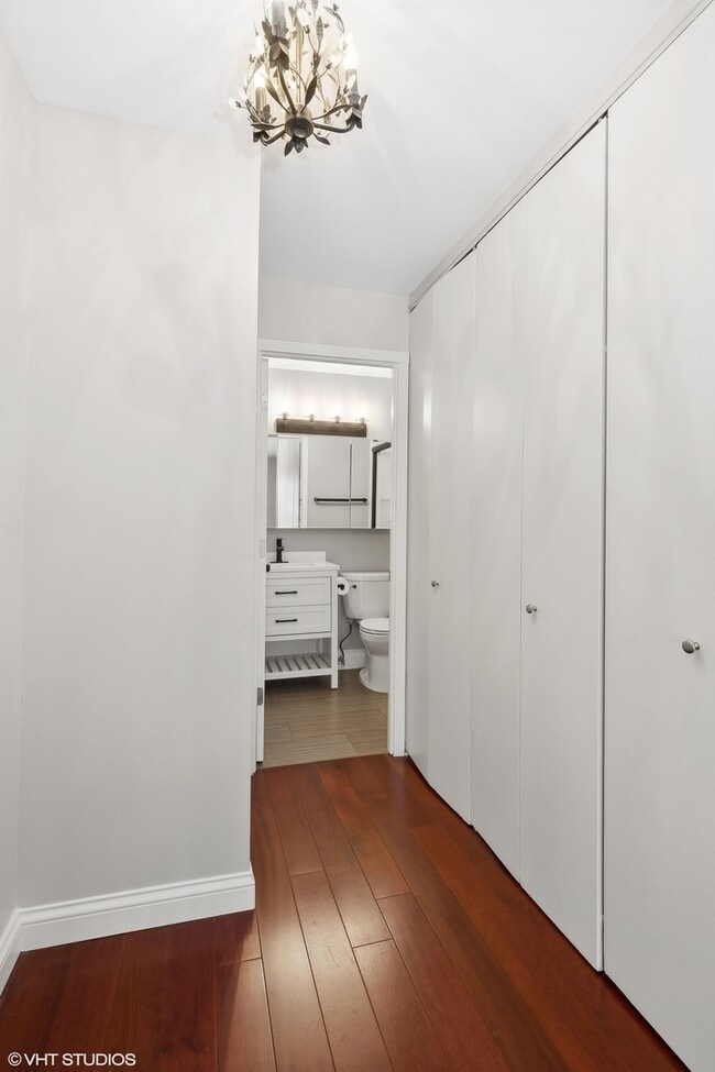 Building Photo - 1540 N La Salle Dr