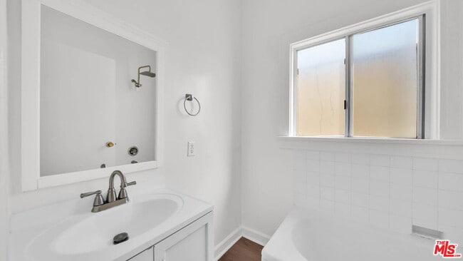 Building Photo - 806 W 40th Pl