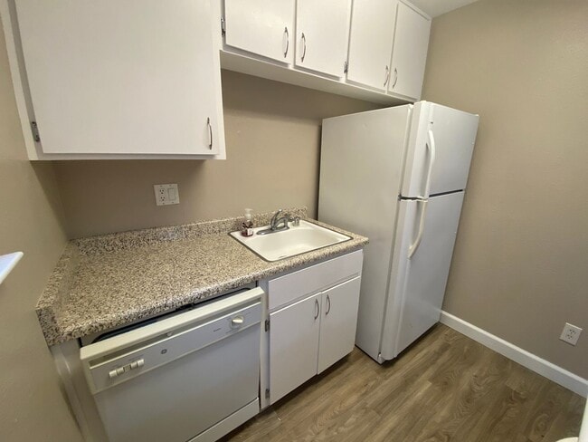 Building Photo - Updated 2 Bedroom Townhome