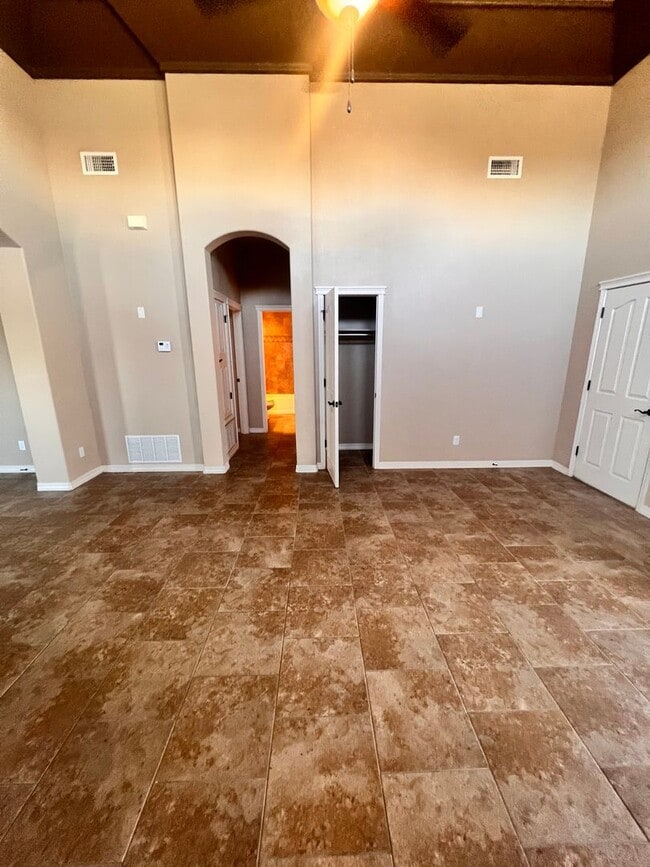 Building Photo - GORGEOUS EASTSIDE HOME