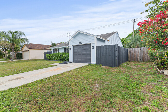 Building Photo - 141 Rosewood Cir