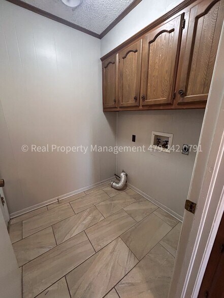 Building Photo - 9812 Meandering Way