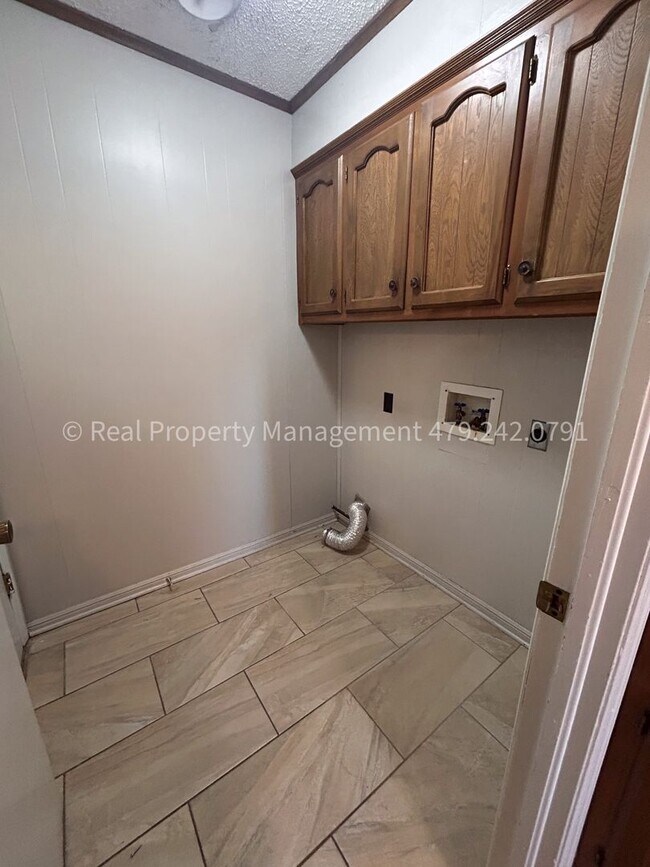 Building Photo - RENT READY! Charming 3 bed 2 bath home in the Eastside of Fort Smith!