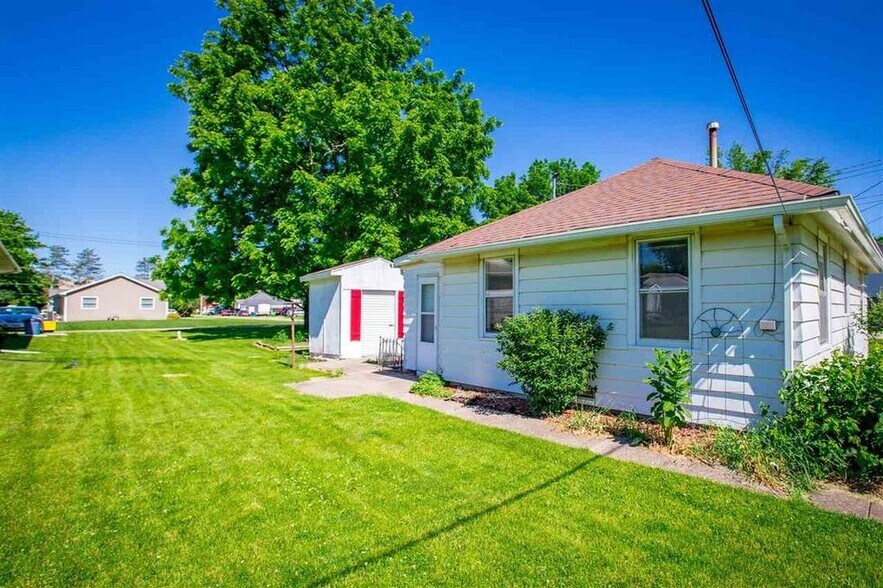 Building Photo - 705 E 10th St