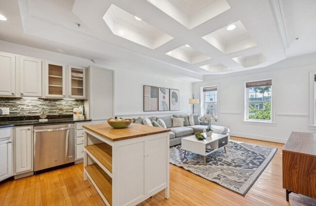 Building Photo - Large Sunny Eckington Three Bed/Three Bath Interior Rowhouse Condo Home