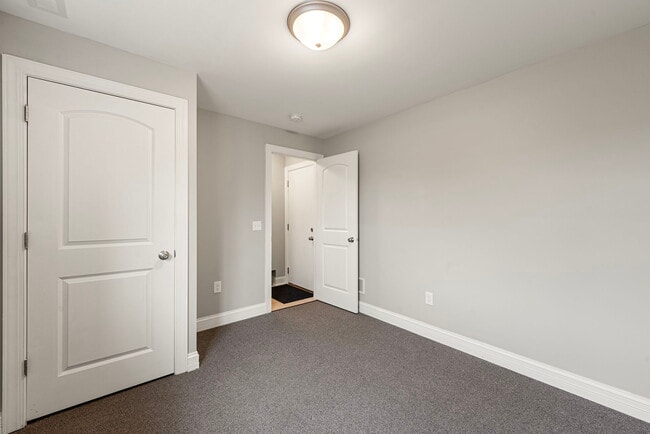 Building Photo - 412 N Grainger Ln