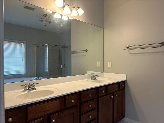 Building Photo - 669 Maple Grove Way