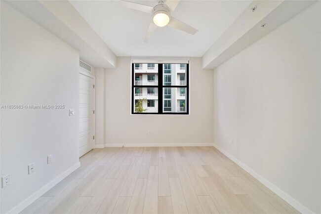 Building Photo - 555 NE 8th St