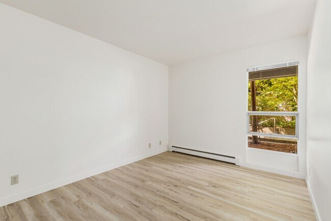 Building Photo - 922 100th Ave NE