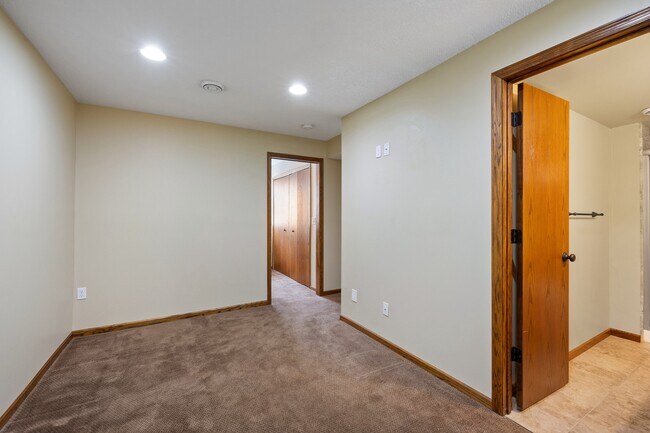 Building Photo - 16940 Glencoe Ave