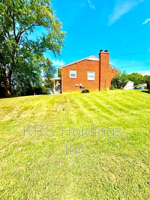 Building Photo - 2400 Forest Dr