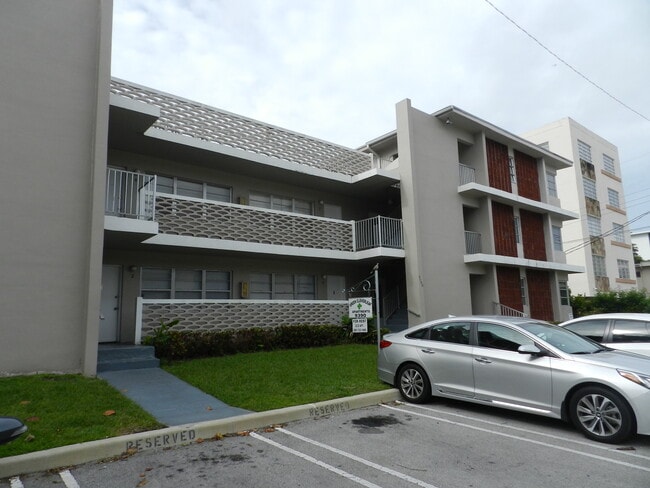 Lots of parking - 9390 E Bay Harbor Dr