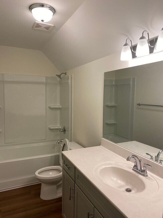 Building Photo - Spacious 3 Bedroom Home with Primary Suite on Main Level