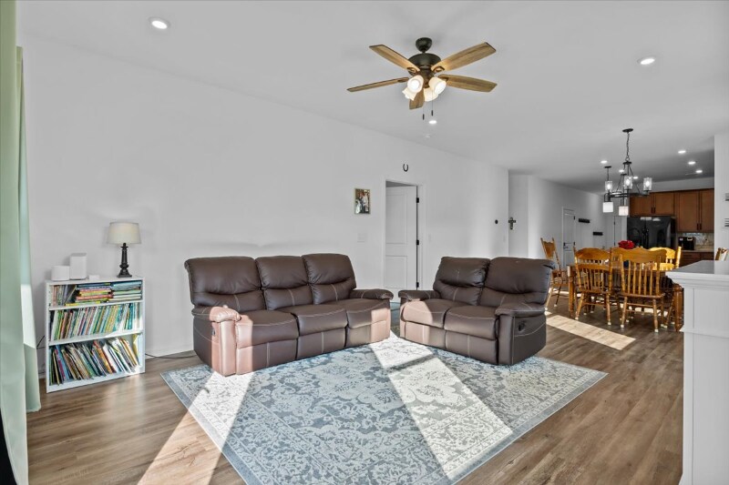 Building Photo - 1010 Village Ct