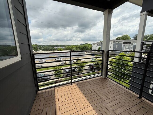 Building Photo - 3 - Level Modern Apartment in East Nashville