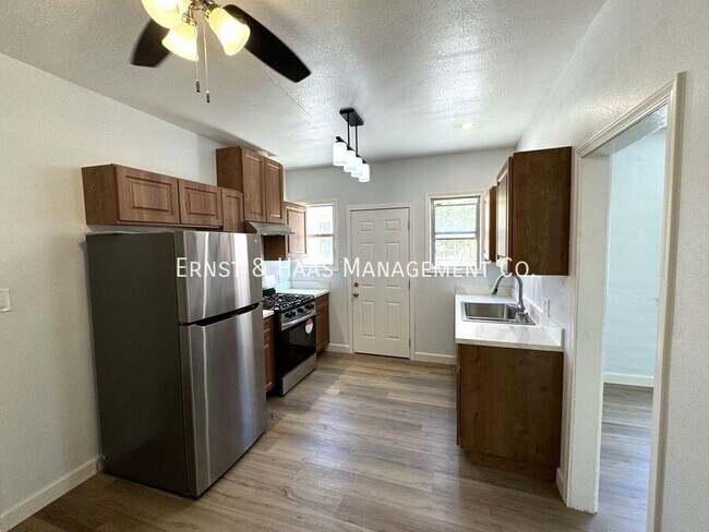 Building Photo - 1405 1/2 Olive Ave.-