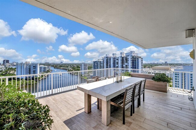 Building Photo - 2800 E Sunrise Blvd