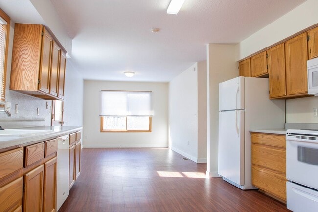 Building Photo - Ranch Style 3 Bedroom Home by Main Street Windsor!