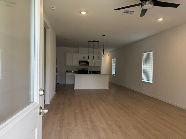 Building Photo - 407 Robin Ct