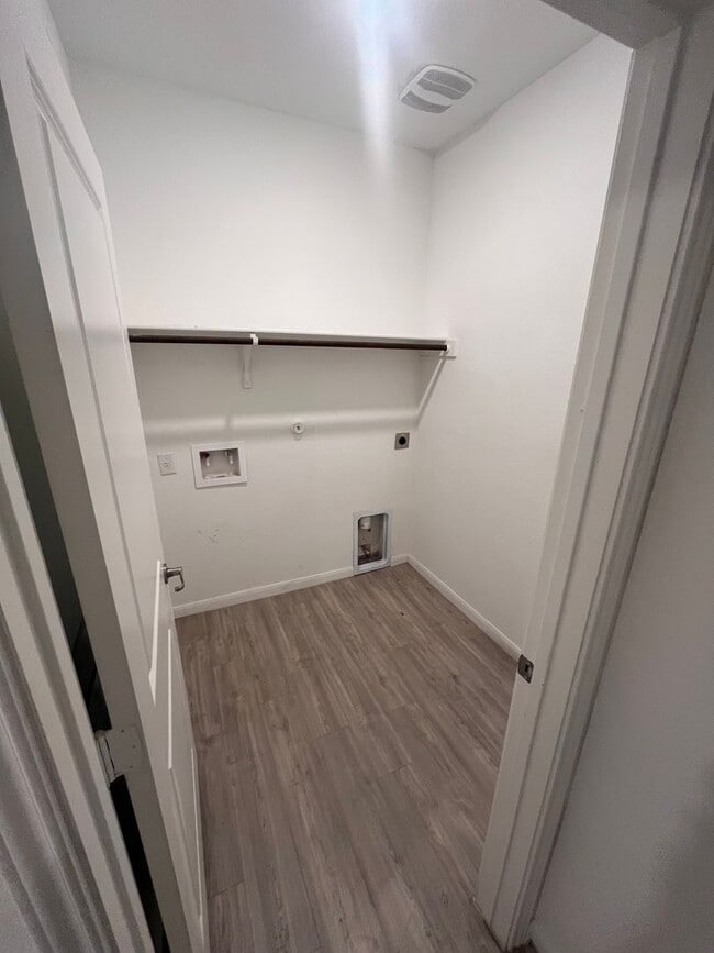 Building Photo - 3 bed 2 bath with a flex space, fenced in ...