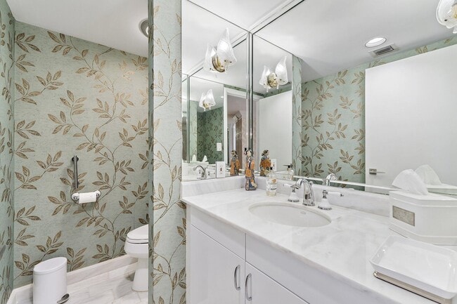 Building Photo - 100 Lakeshore Dr