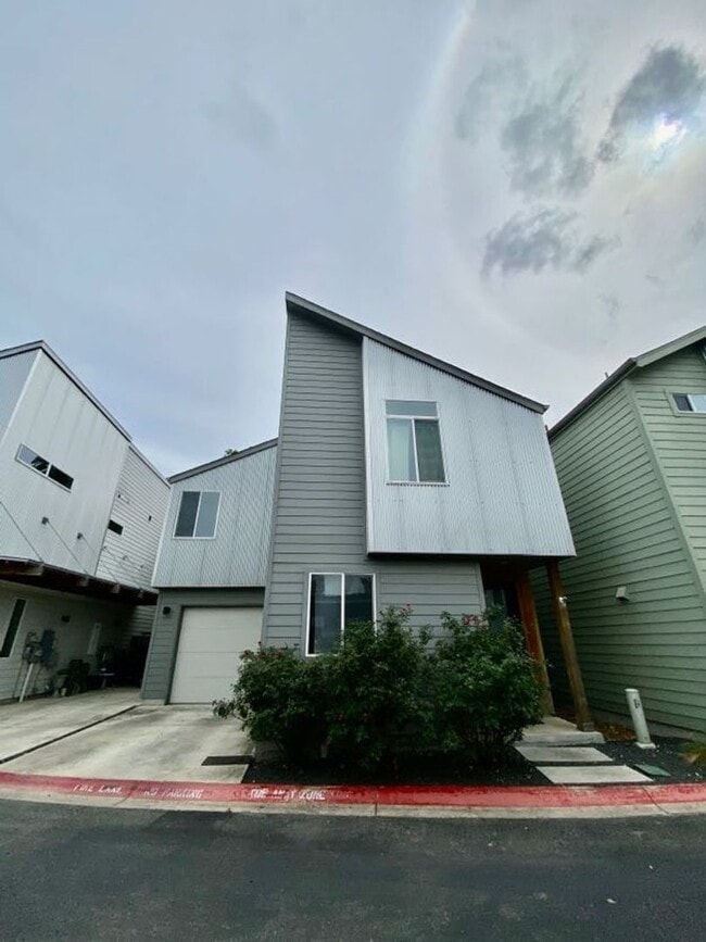 Building Photo - Beautiful Home Move in Ready Located minutes from Southtown!