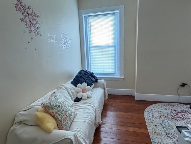 Building Photo - 227 Roxbury St