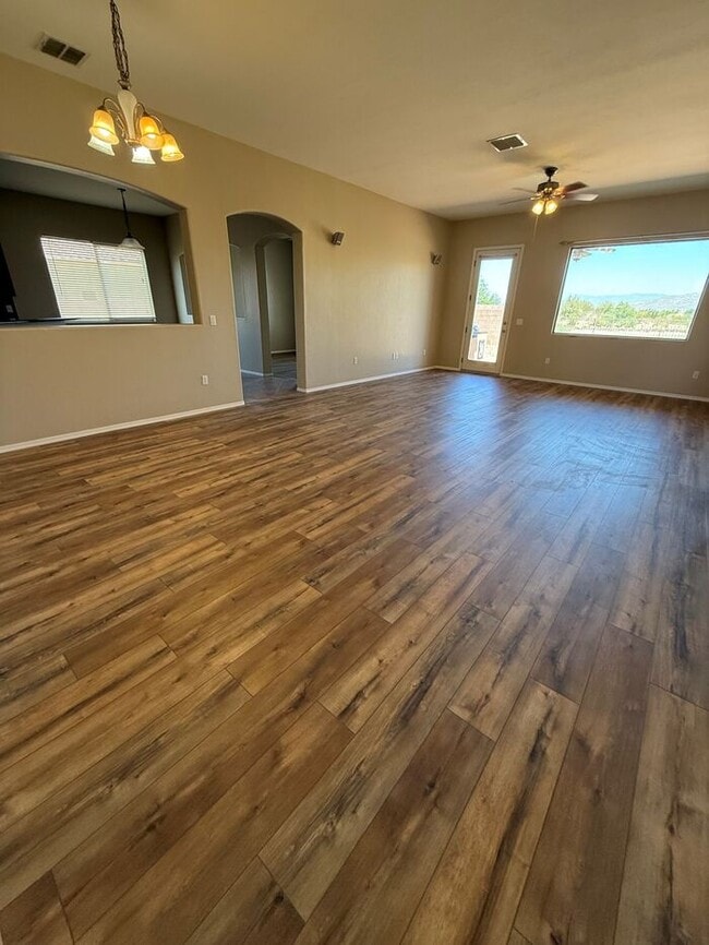 Building Photo - House For Rent