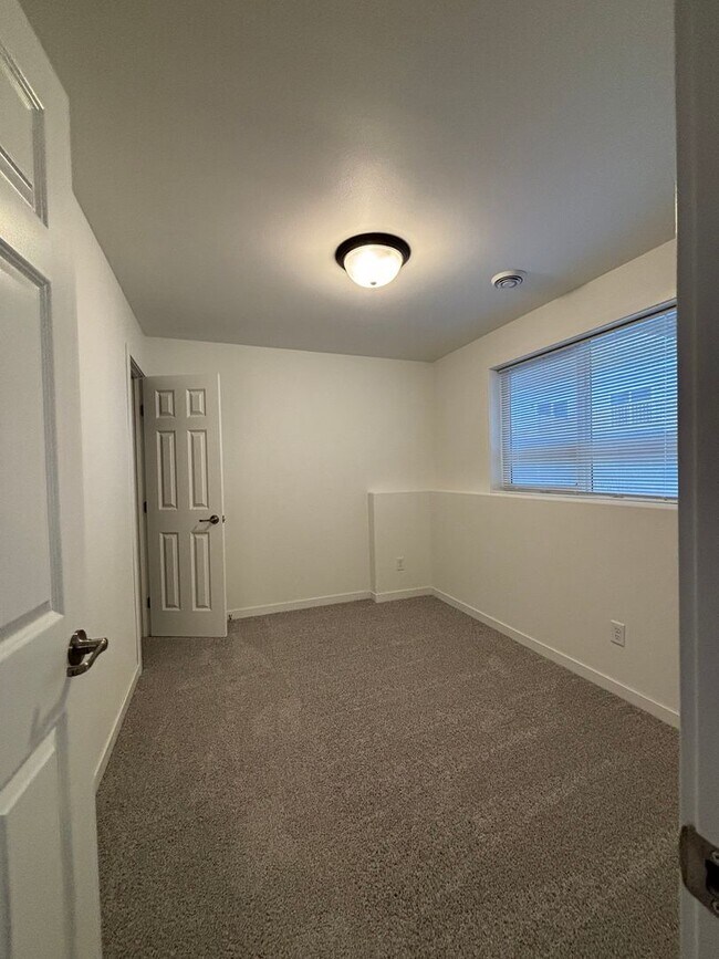 Building Photo - 3 Bed 3 Bath Townhome