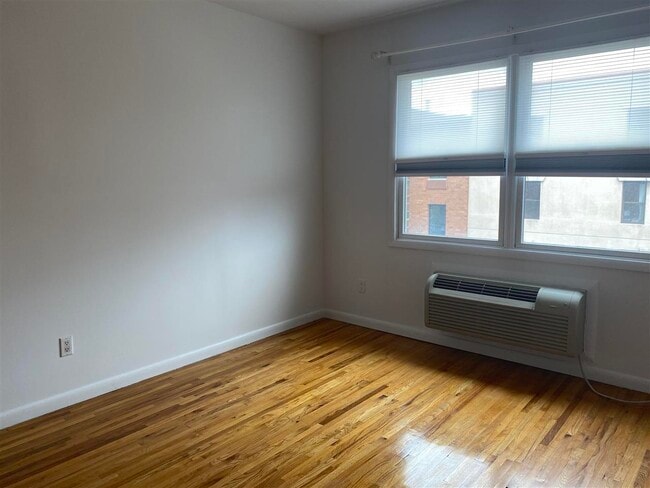 Building Photo - 204 Grand St