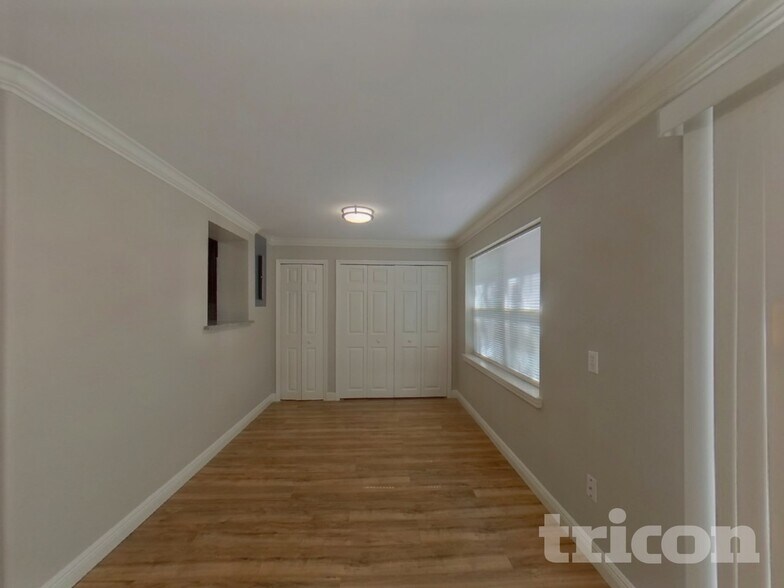 Building Photo - 2406 Decottes Ave