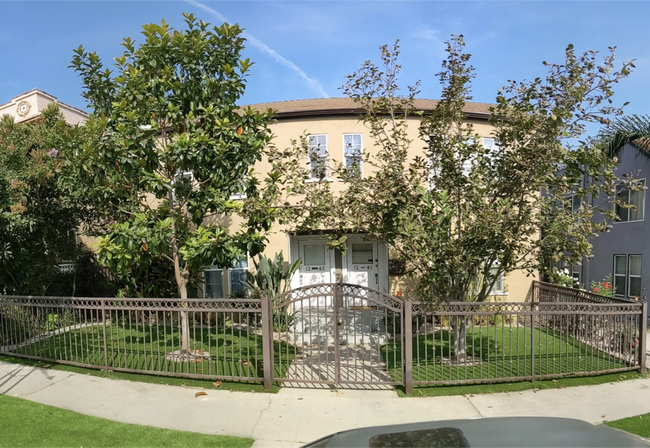 Building Photo - 1263 S Plymouth Blvd