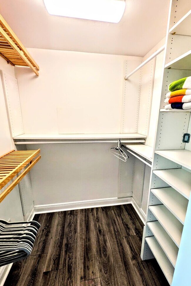 Building Photo - Annual Turnkey 3/3 penthouse on waterfront in Osprey