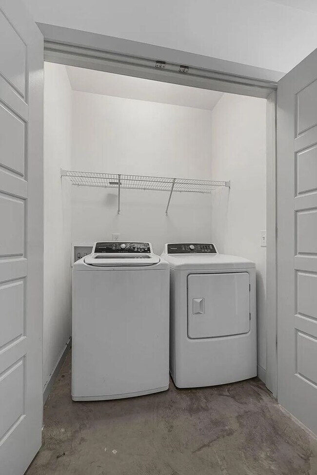 Building Photo - Great condo in East Nashville off Gallatin...