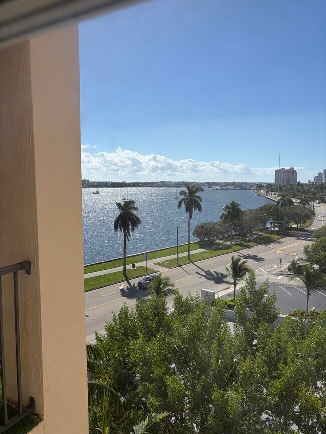 Building Photo - 1801 N Flagler Dr