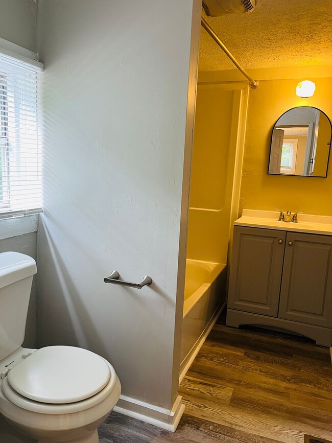 Building Photo - Cute as a button! 2 bed, 1 full bath, renovated cottage, hardwood floors, large porch, lots of ch...