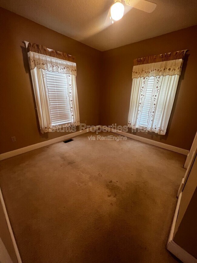 Building Photo - 209 Mattielou St