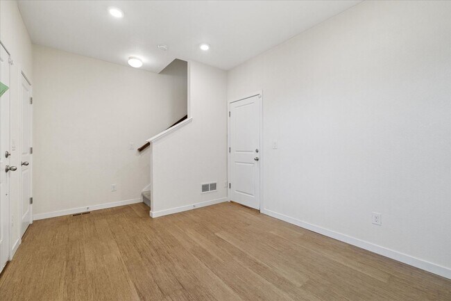 Building Photo - Beautiful, updated 3 bedroom townhome!