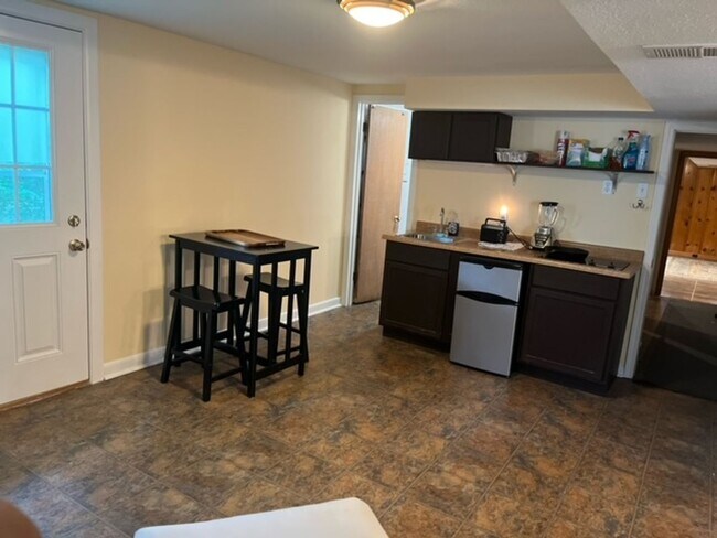 Building Photo - Charming 4 Bed 2.5 Bath Home With Nice Wooded Back Yard!