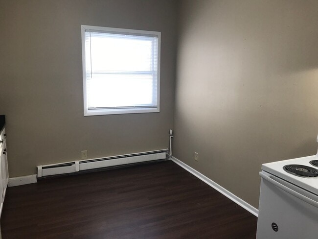 Building Photo - 812 E 7th St