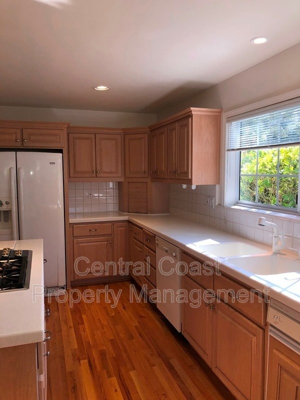 Building Photo - 2884 Sloat Rd