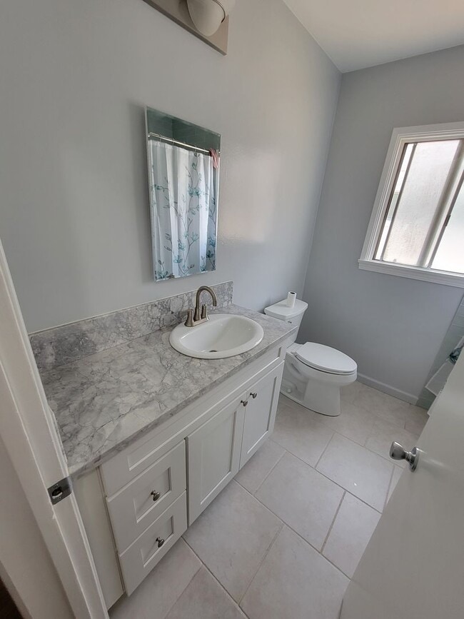 Building Photo - Large 3 bedroom 1 bath house for rent.