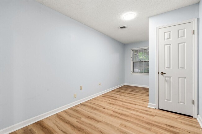 Building Photo - 4-BED, 2-BATH ALL-BRICK HOME NEAR JONESBORO COUNTRY CLUB!
